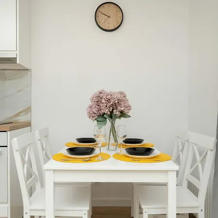 Apartment Reja Sunny With Parking By Renters Wroclaw