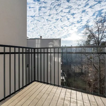 Reja Sunny With Parking By Renters