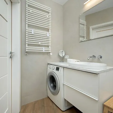 Reja Sunny With Parking By Renters