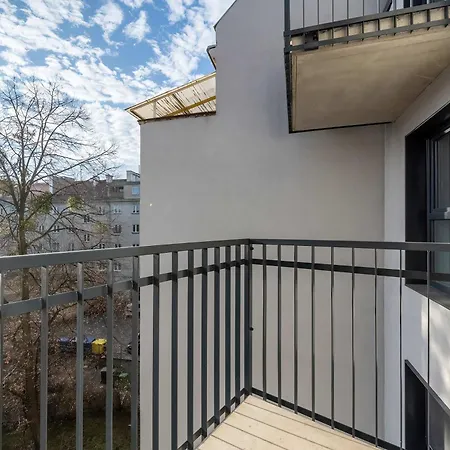 Reja Sunny With Parking By Renters Wroclaw