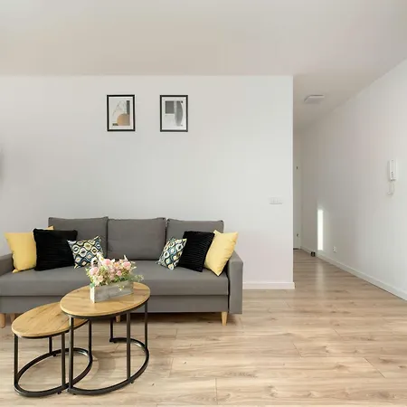 Reja Sunny With Parking By Renters